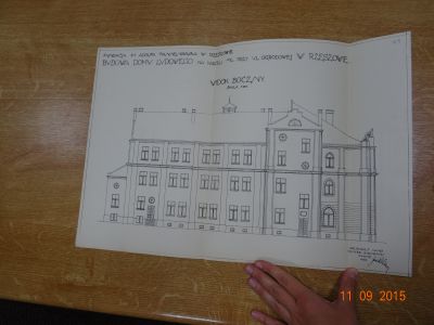 "FUNDACJA IM. ADOLFA TANNENBAUMA W RZESZOWIE BUDOWA DOMU LUDOWEGO NA PARCELI 105/1-2 PRZY UL. OGRODOWEJ W RZESZOWIE". Zrealizowany (ze zmianami) projekt domu ludowego z 1925 roku autorstwa Rudolfa Handa. Elewacja południowa od ul. Kopernika, zaprojektowana prawie wyłącznie w oparciu o elementy architektury zachodniej, tj. pilastry, gzymsy, boniowanie. Zbiory Biura Miejskiego Konserwatora Zabytków Urzędu Miasta Rzeszowa